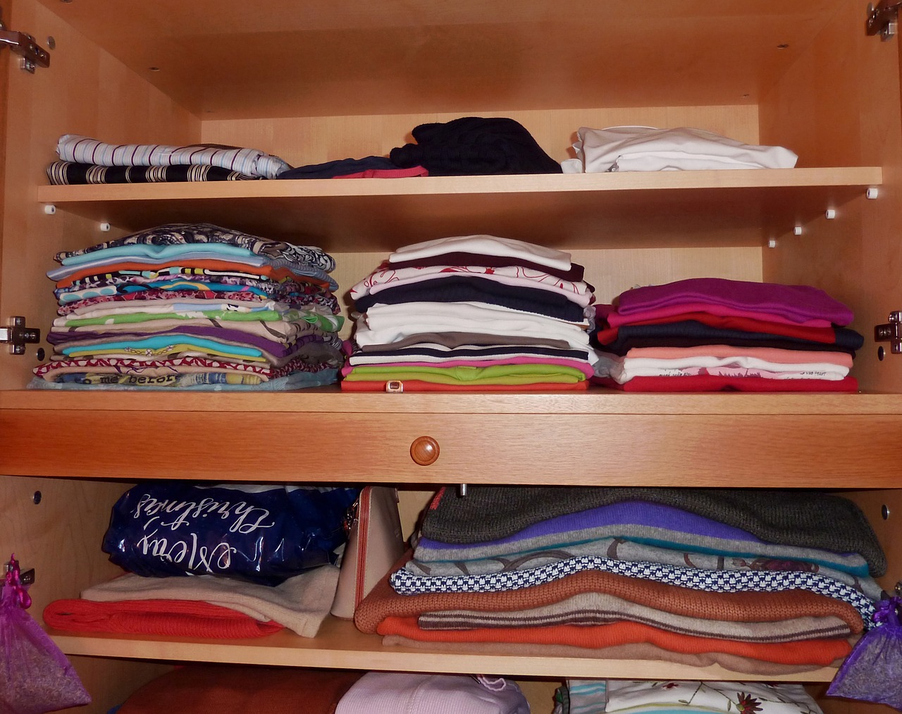 wardrobe, stock, load-3371665.jpg